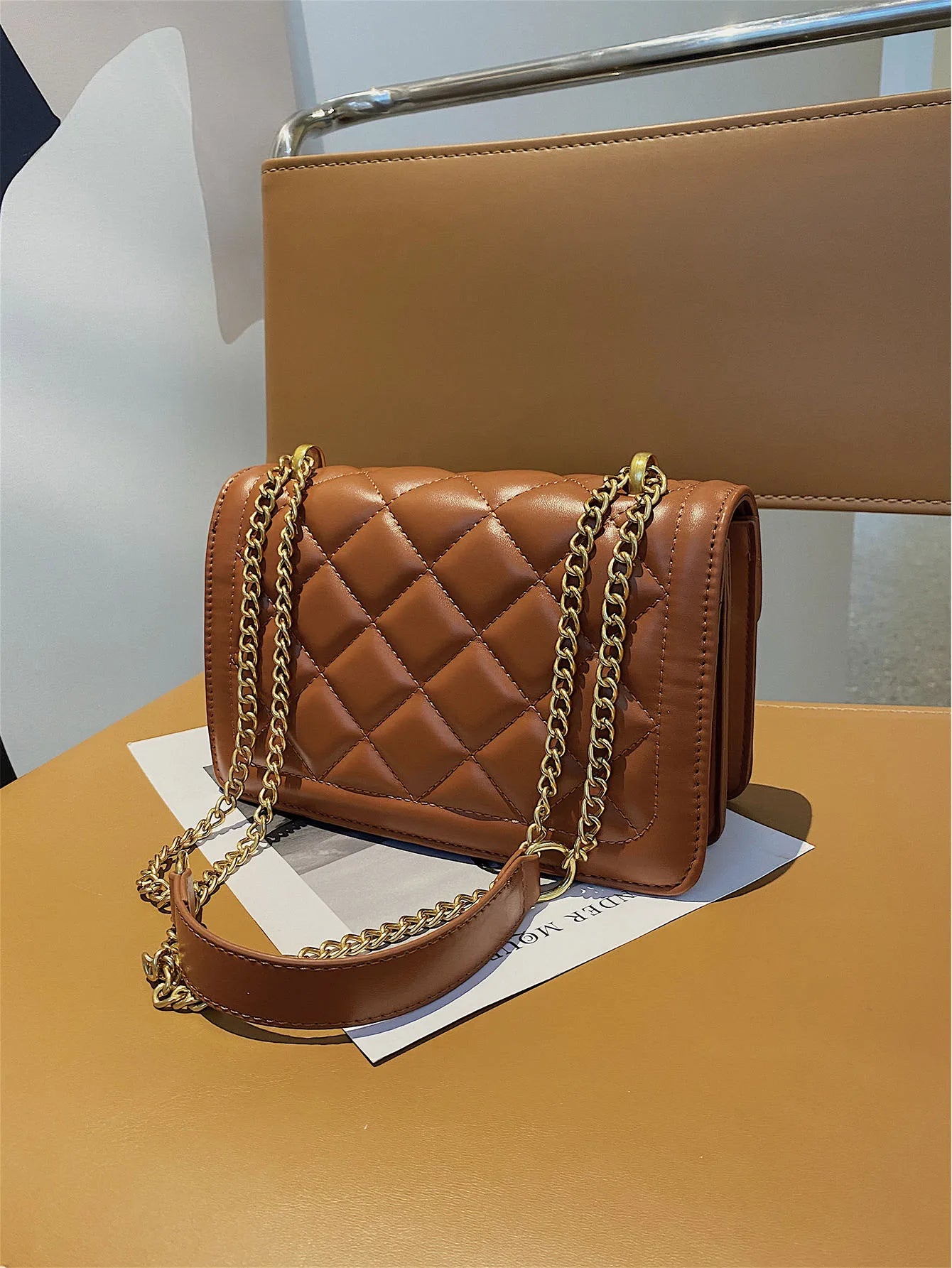 sac bandoulière matelassé avec chaine marron