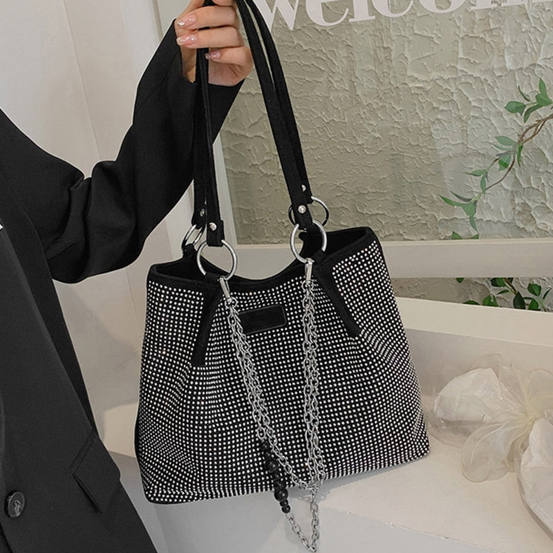 sac a main noir et argent chaine