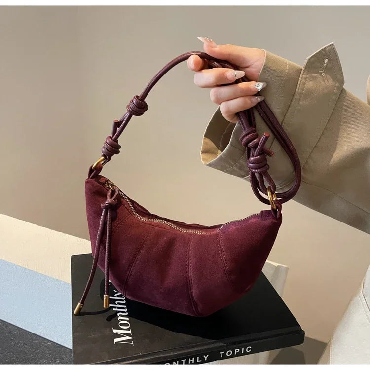 sac demi lune en daim bordeaux