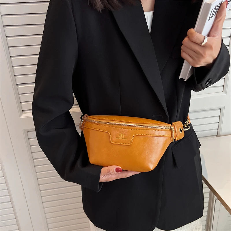 petit sac banane femme porté à la taille