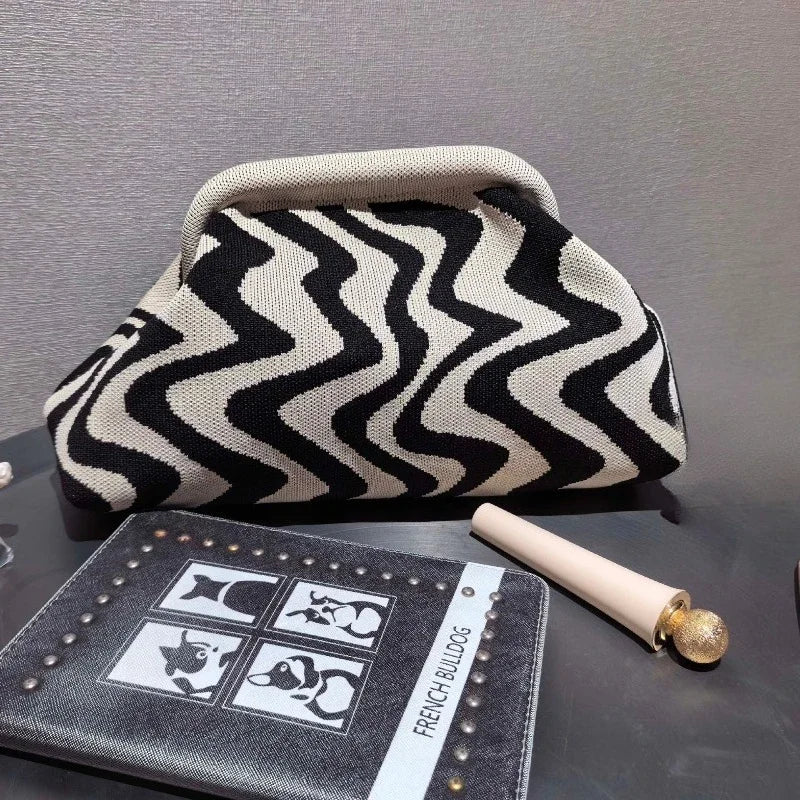 pochette a motif blanc et noir