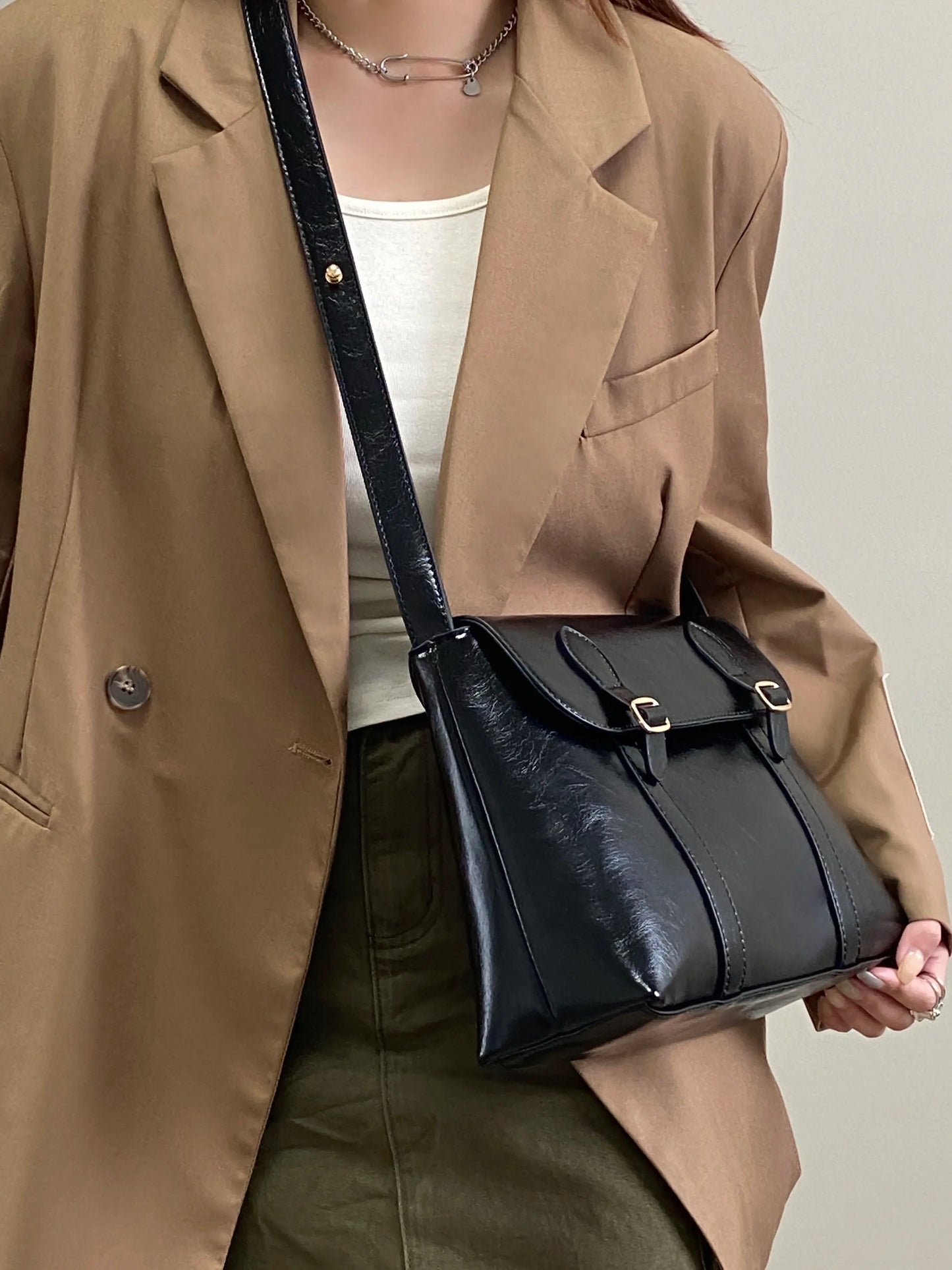 sac a main besace noir porté bandoulière