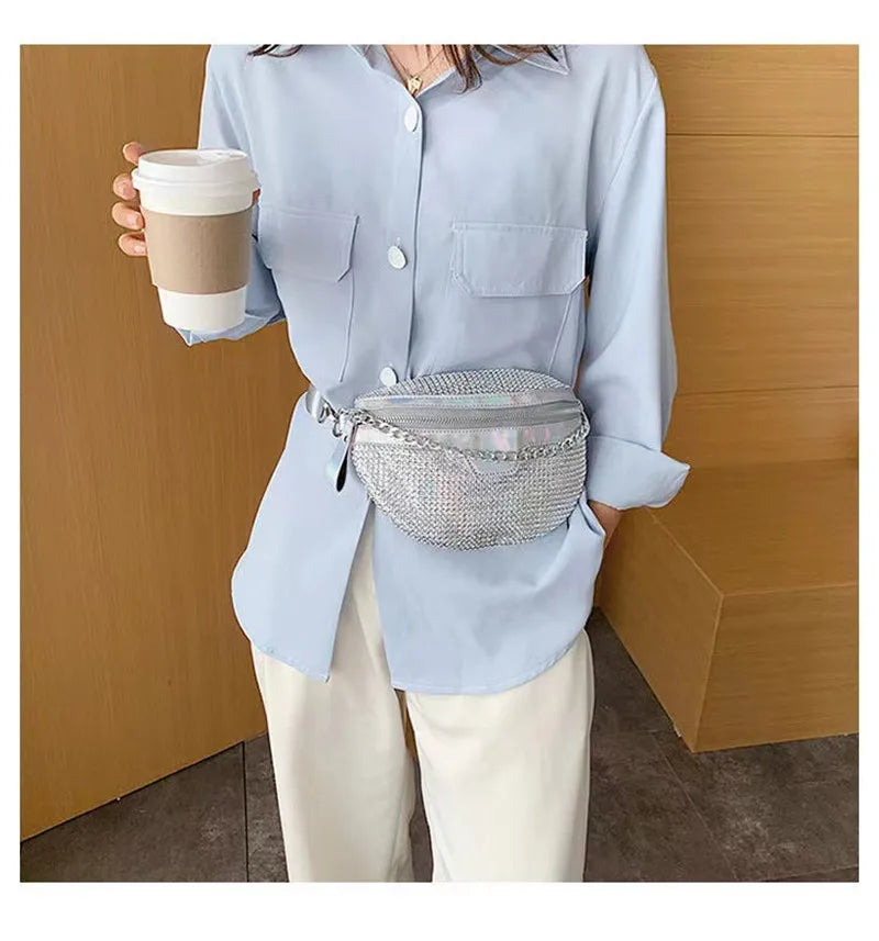 sac banane femme argenté porté à la taille