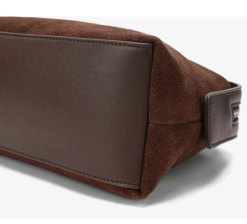 Fond renforcé en cuir lisse du sac en daim marron foncé