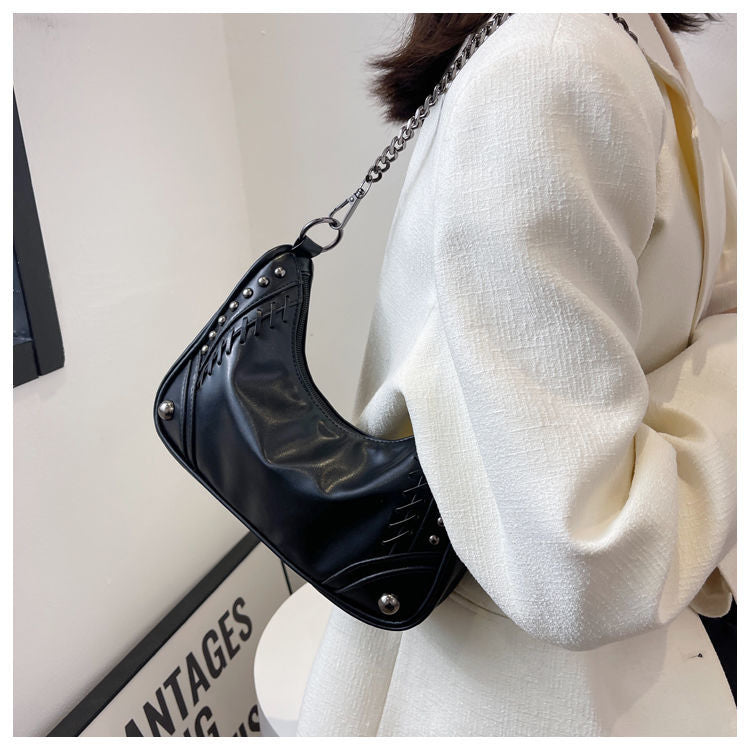 sac bandouliere cloute noir chaine