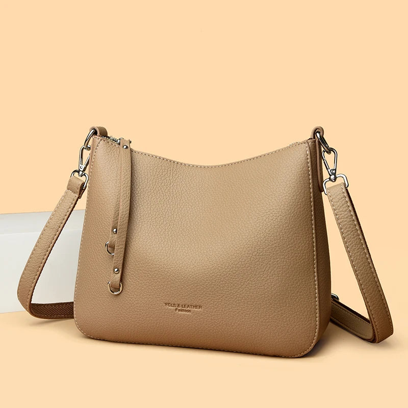 sac à main beige porté épaule