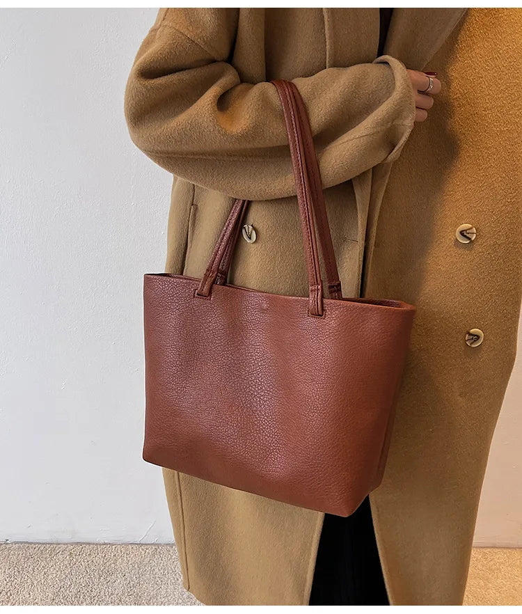 sac de cours lycée fille porté au bras
