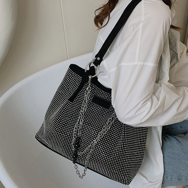 sac a main noir et argent porté epaule