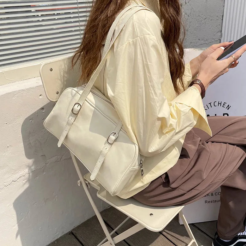 sac a main rectangulaire blanc porte a l'épaule