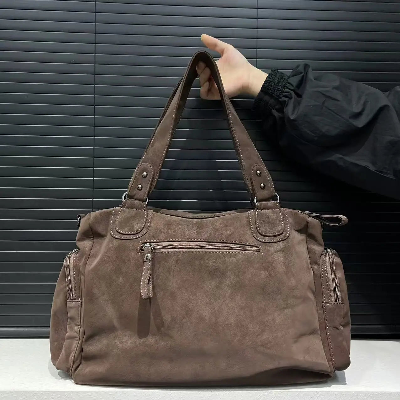 dos du grand sac en daim marron