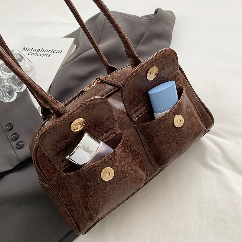poches avant du sac en similicuir marron
