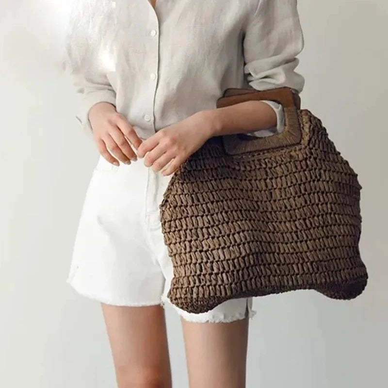 sac a main en paille porté sur le bras