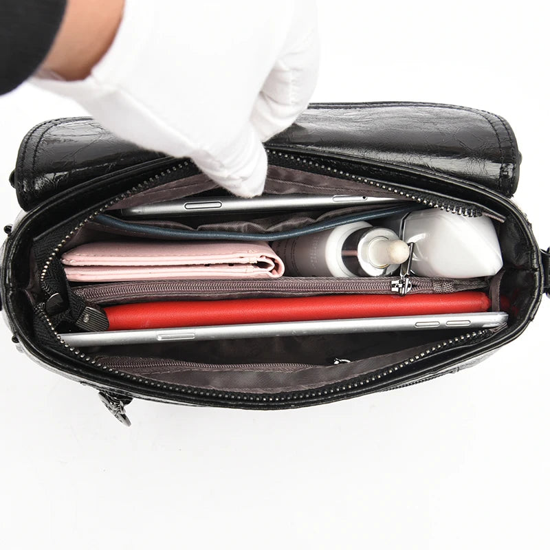 Intérieur organisé du sac métallisé avec poches zippées