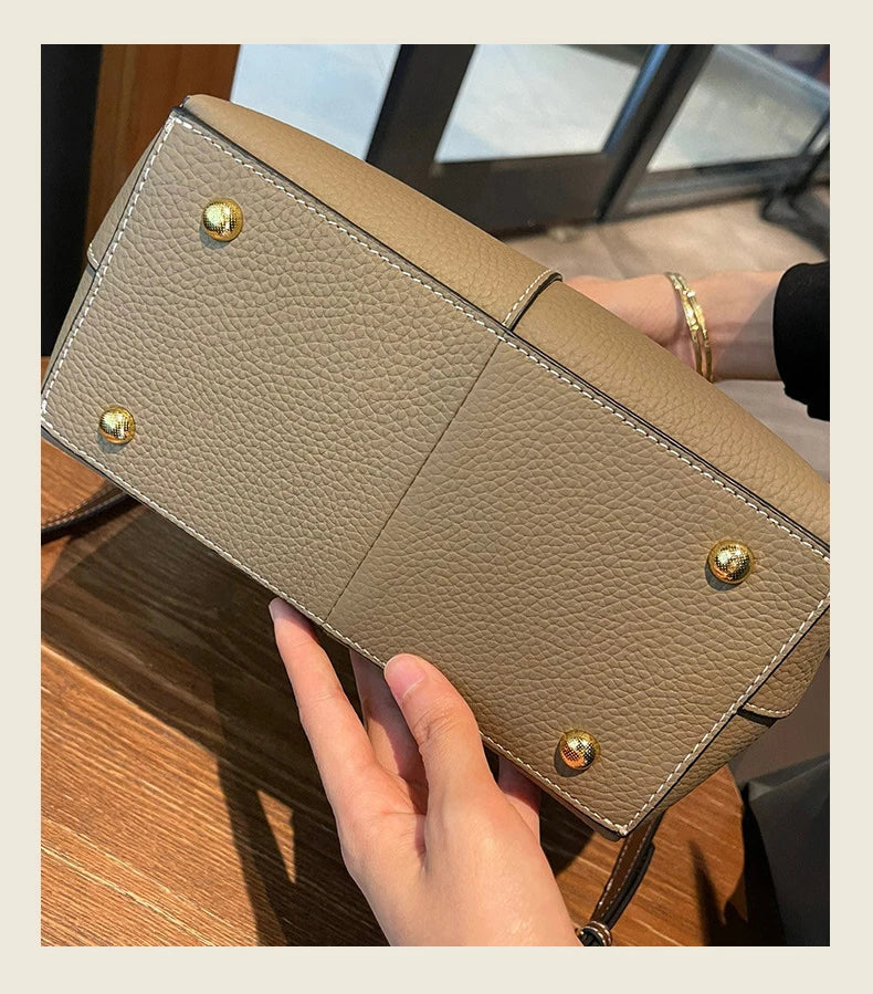 dessous du sac à main en cuir grainé