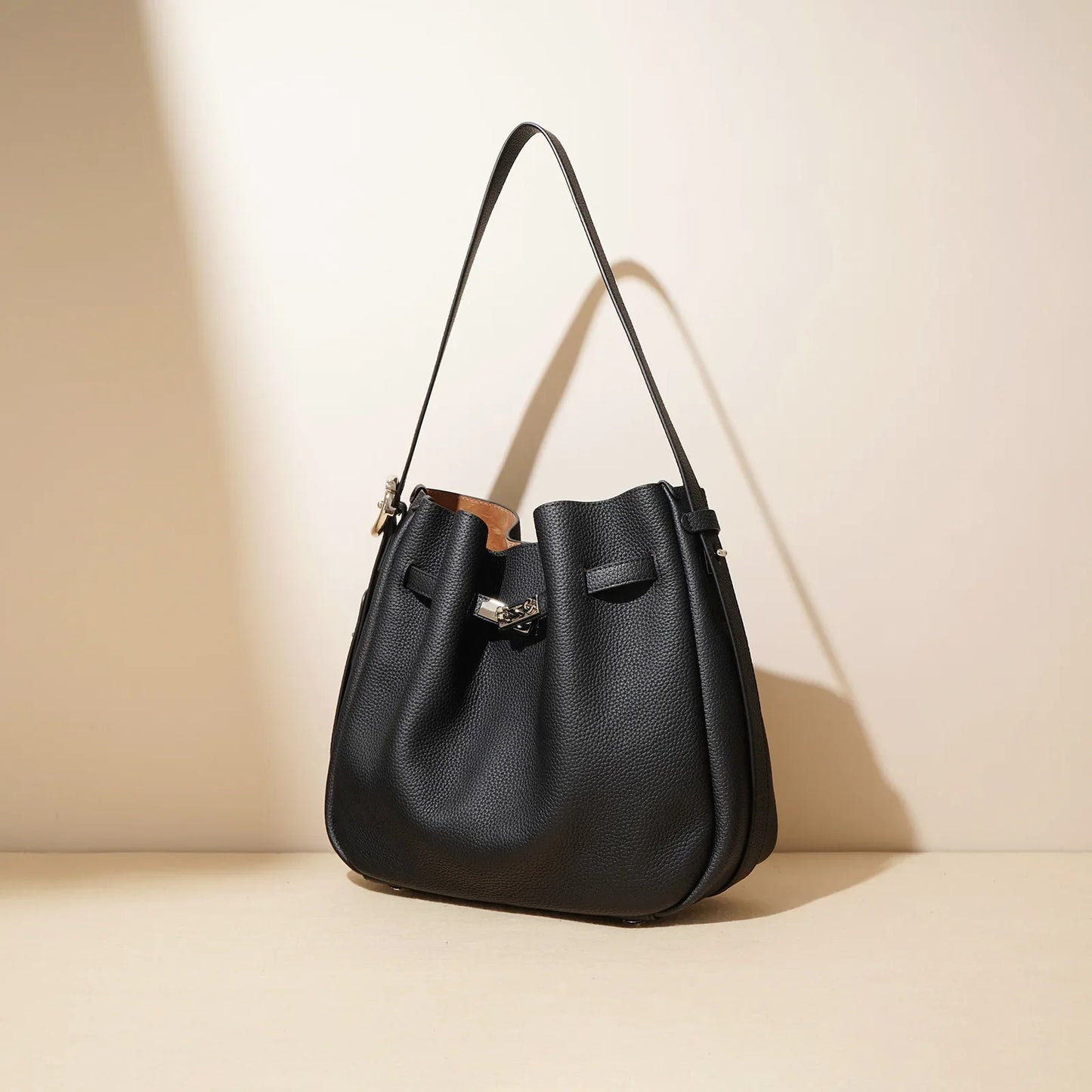 grand sac a main noir en cuir graine