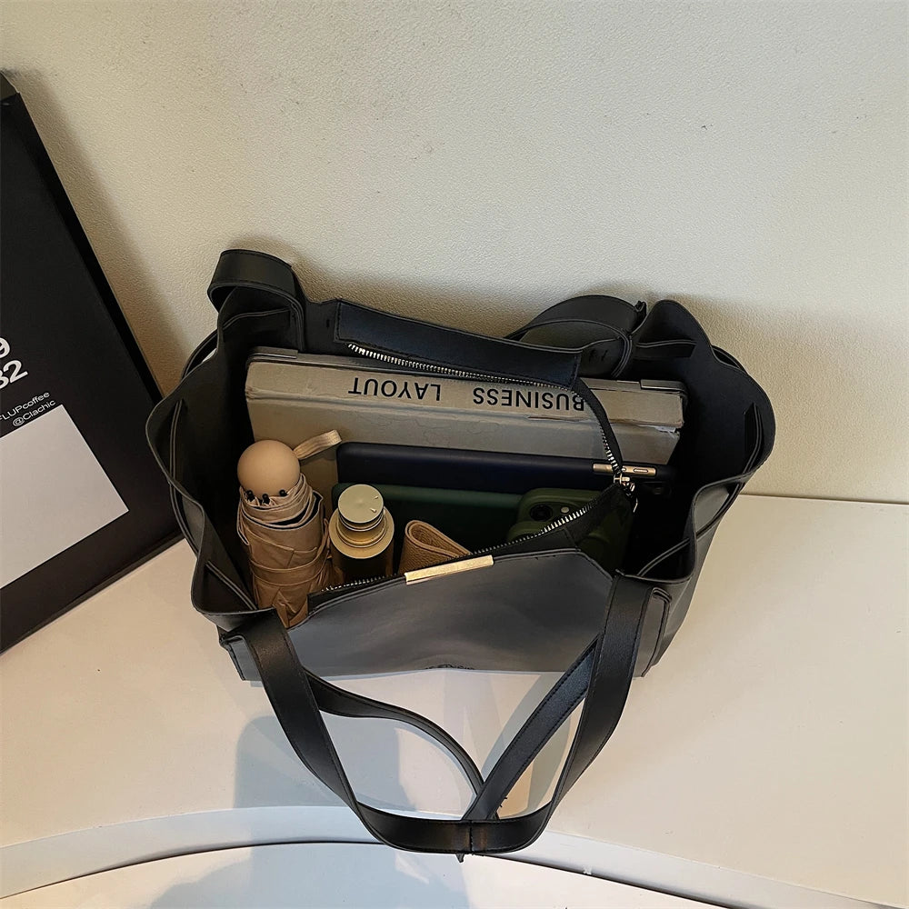 interieur du sac de cours etudiante noir