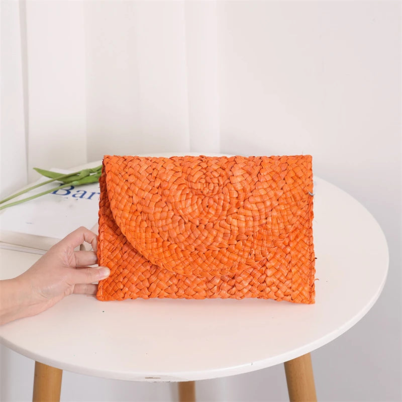 pochette a main orange en paille tresse