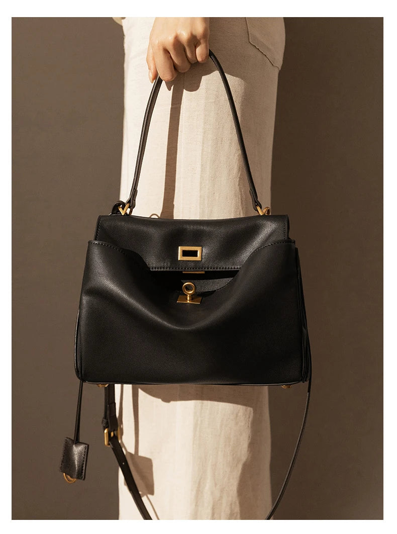 sac a main noir en cuir souple