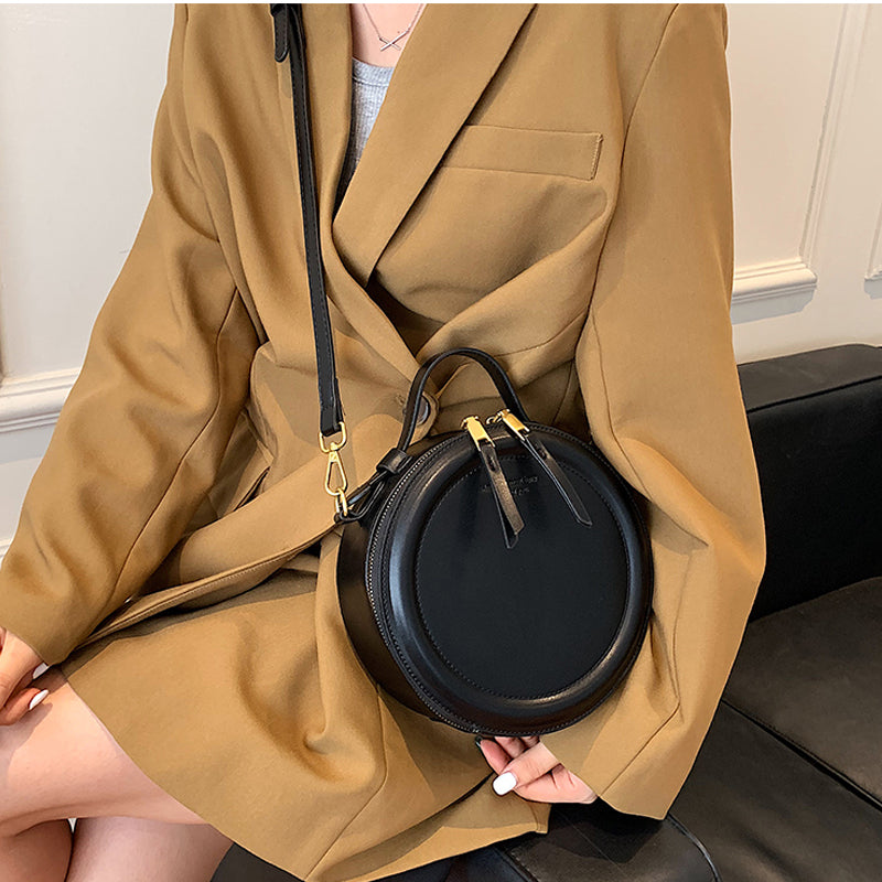 sac bandouliere rond noir simple et chic