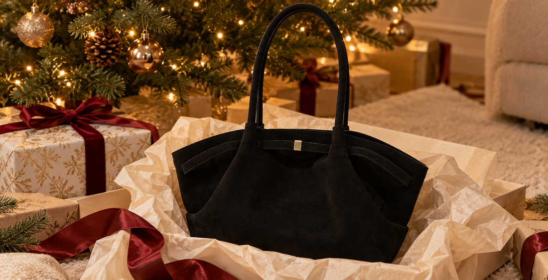 Sac à main noir offert en cadeau de Noël au pied du sapin