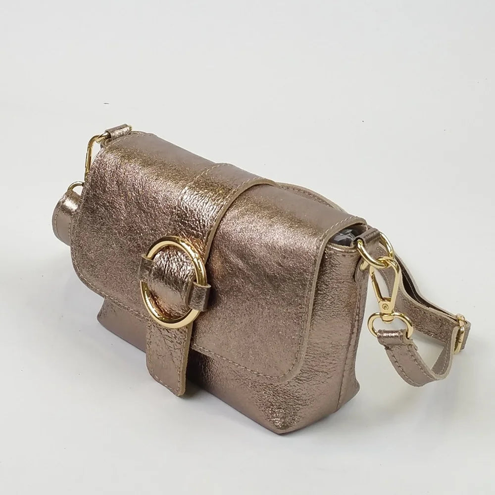 Sac irisé bronze en cuir avec anneau doré, vue de trois quarts