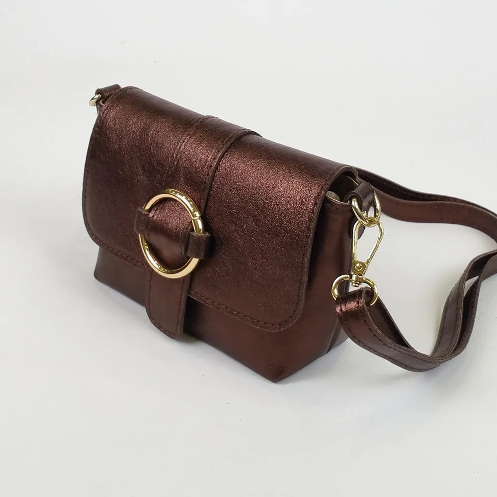 Petit sac en cuir irisé chocolat avec bandoulière