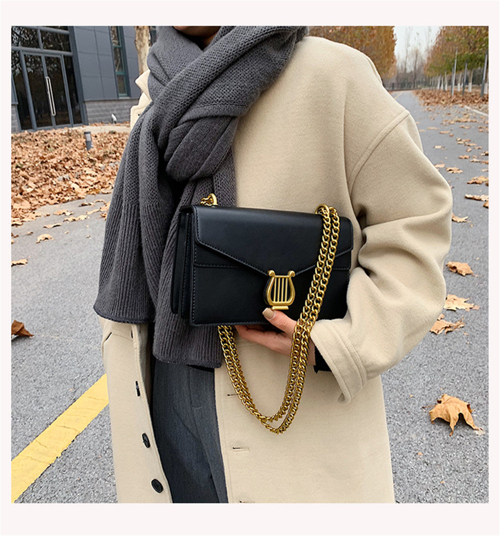 Sac a bandouliere noir avec chaine sale