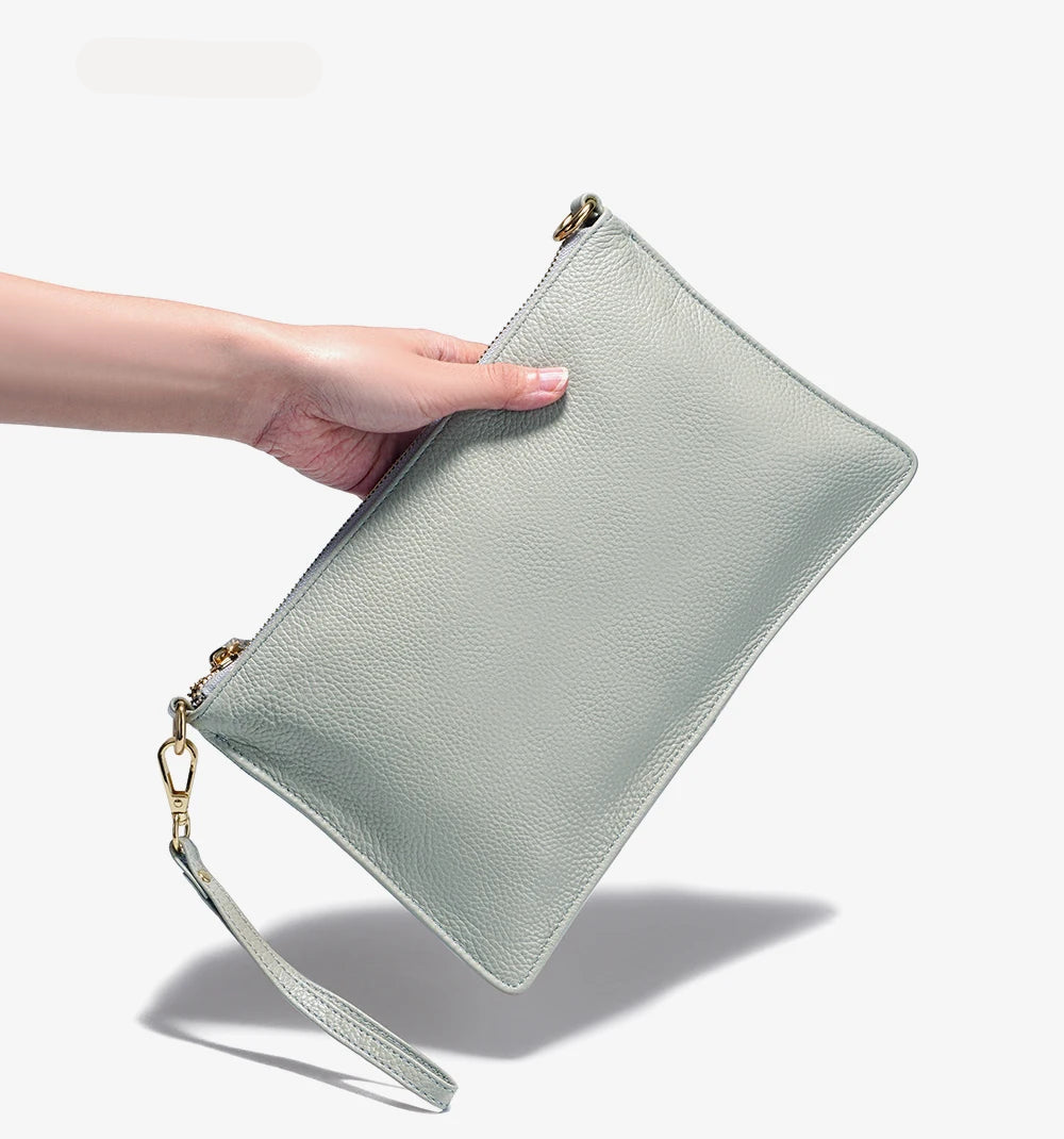 Petite pochette bandoulière en cuir tenue à la main irisé