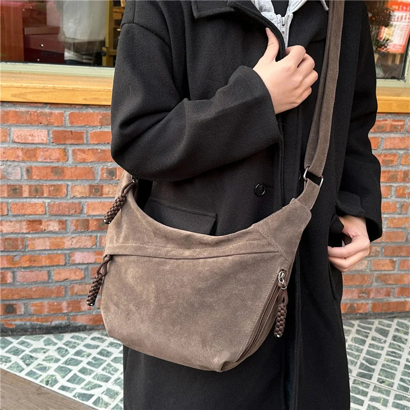 sac bandouliere style besace en daim couleur cafe