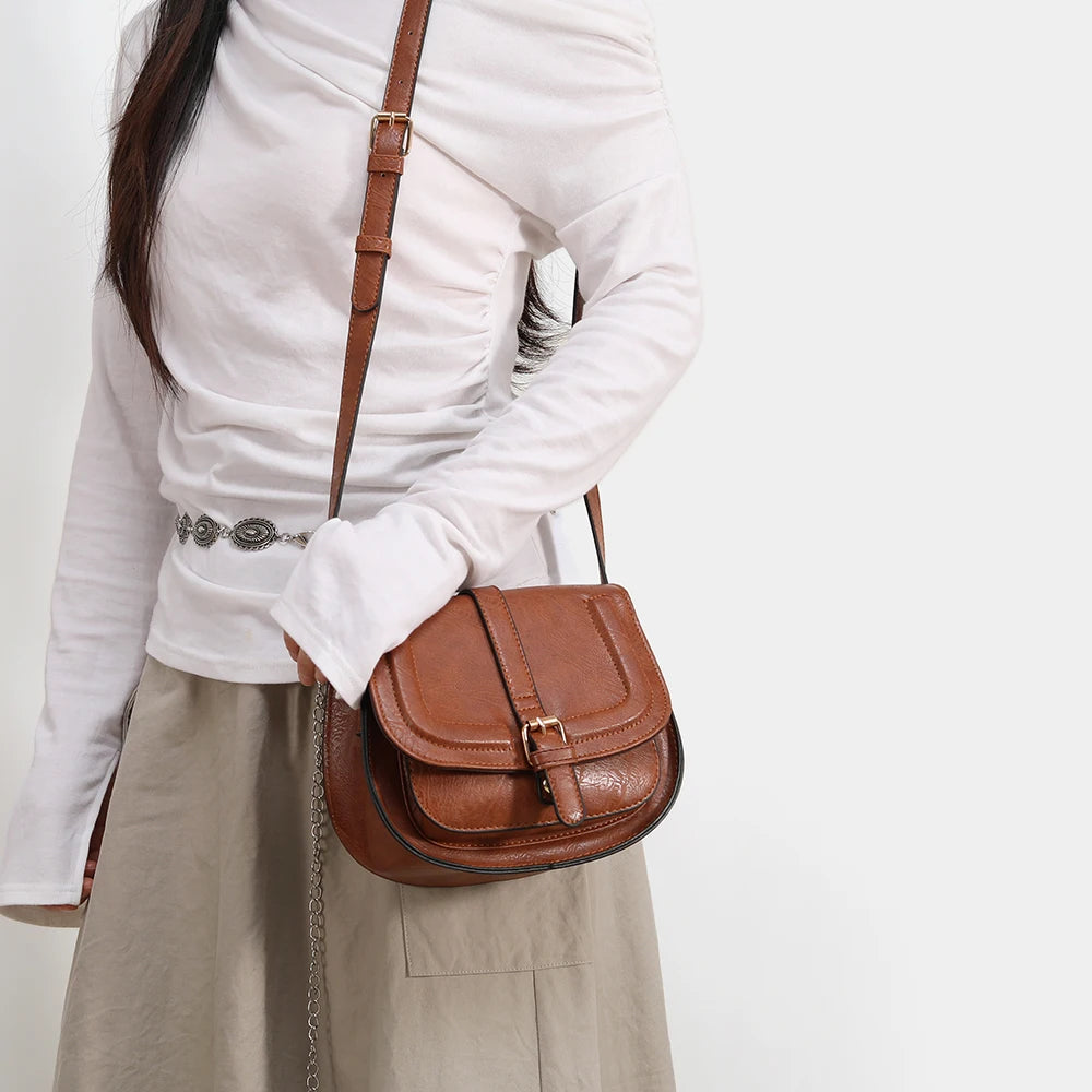 sac besace marron avec rabat femme porté épaule