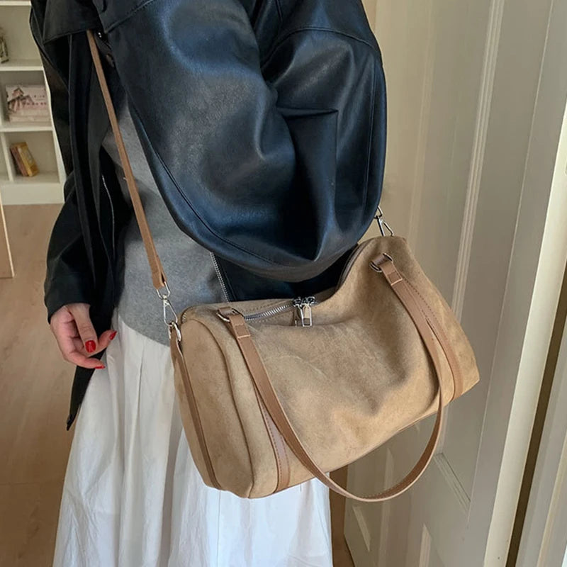Sac polochon camel effet daim porté croisé