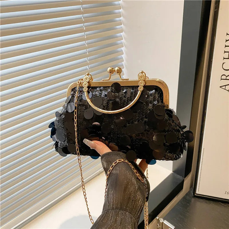 sac minaudiere avec sequins noirs