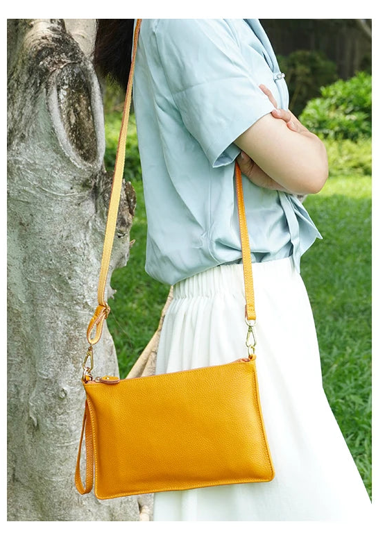 pochette plate en cuir jaune moutarde porte à l'épaule