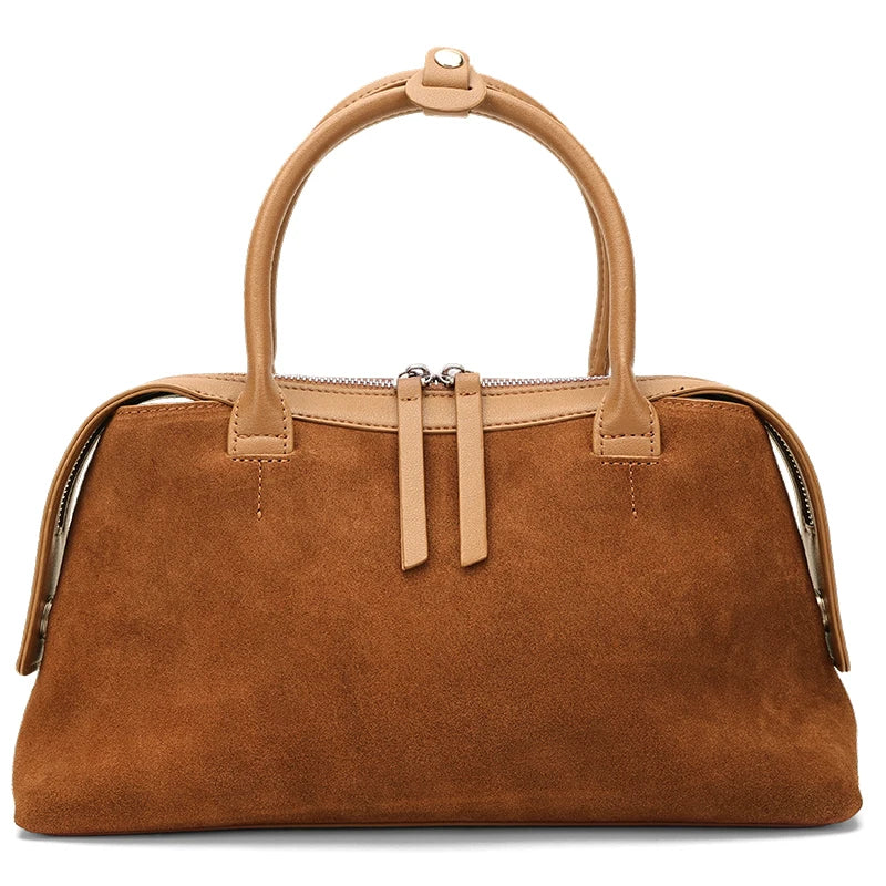 Sac marron daim coloris camel vu de face avec anses en cuir lisse