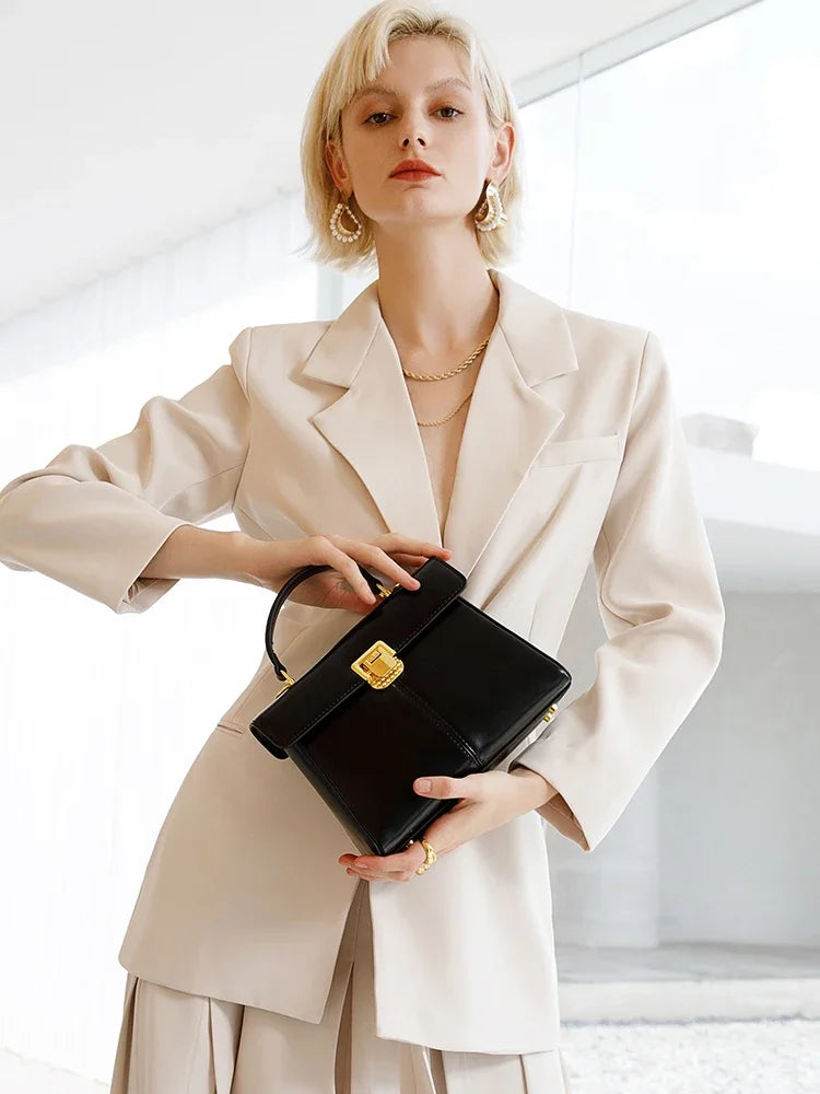 mini sac luxe noir avec metal doré