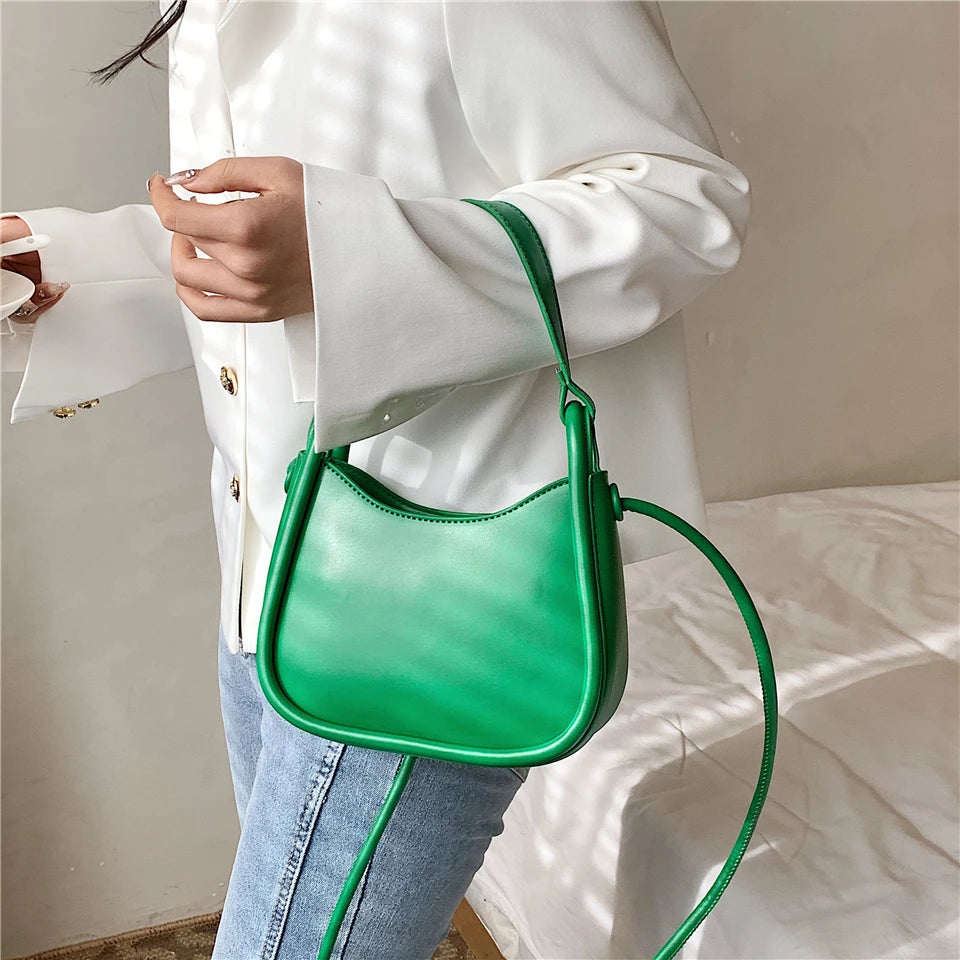 sac bandouliere vert porte a la main