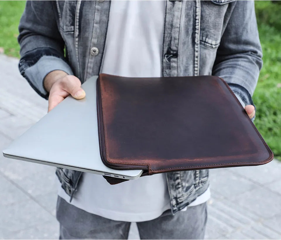 pochette en cuir marron pour ordinateur homme