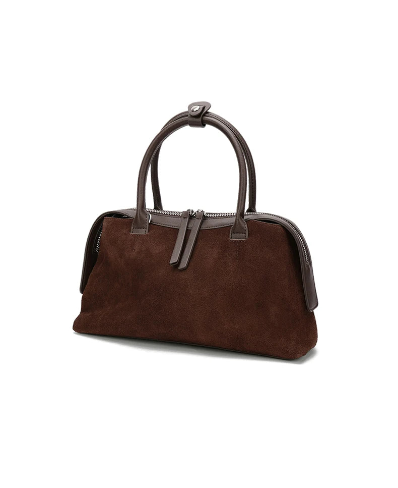 Sac bowling en daim marron foncé vu de face avec sa double anse en cuir