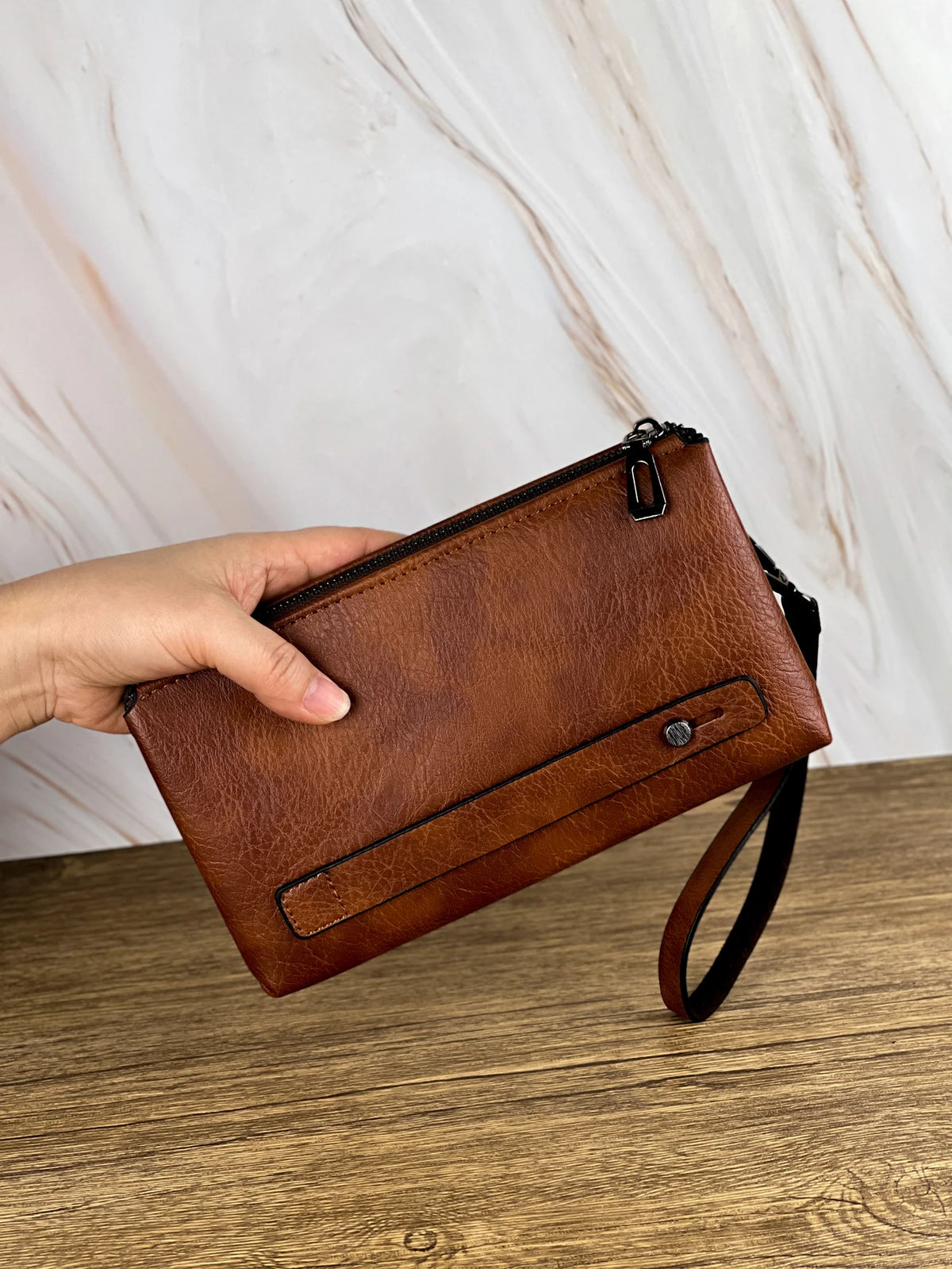 Petite pochette pour homme marron avec dragonne