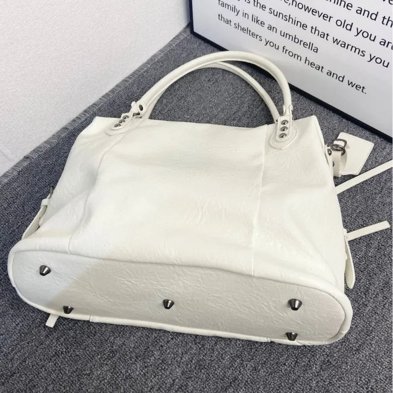 dessous du grand sac à main blanc