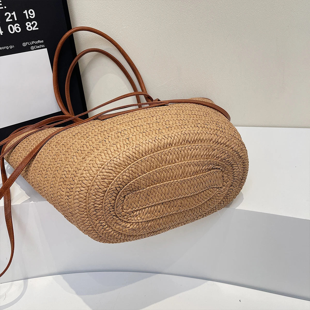 dessous du grand sac de plage chic en paille