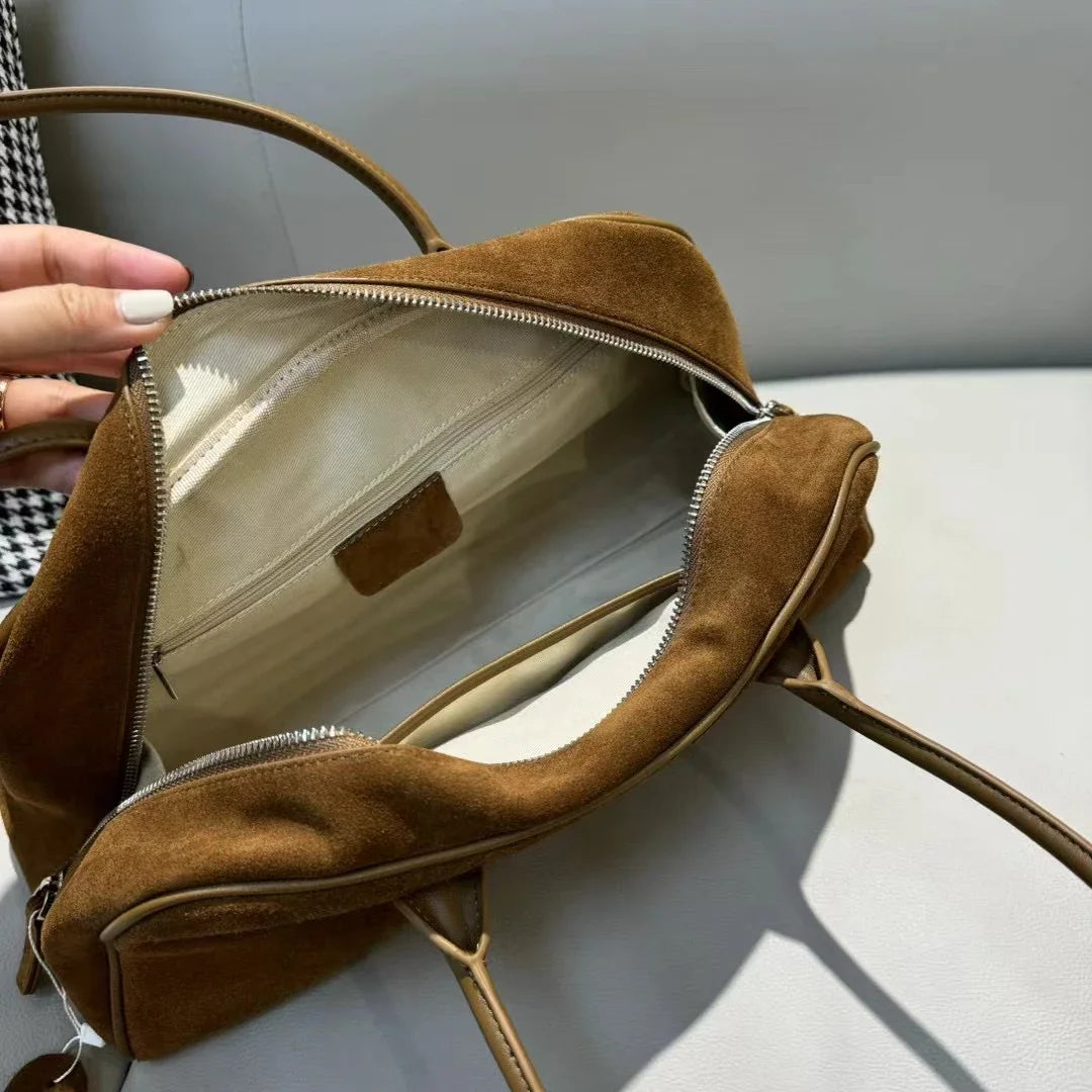 interieur du sac de luxe en daim camel