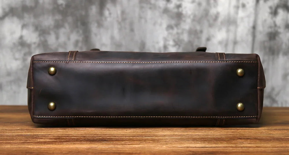 dessous du sac en cuir pour ordinateur