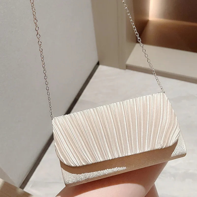 Pochette de soirée champagne portée avec sa chaîne