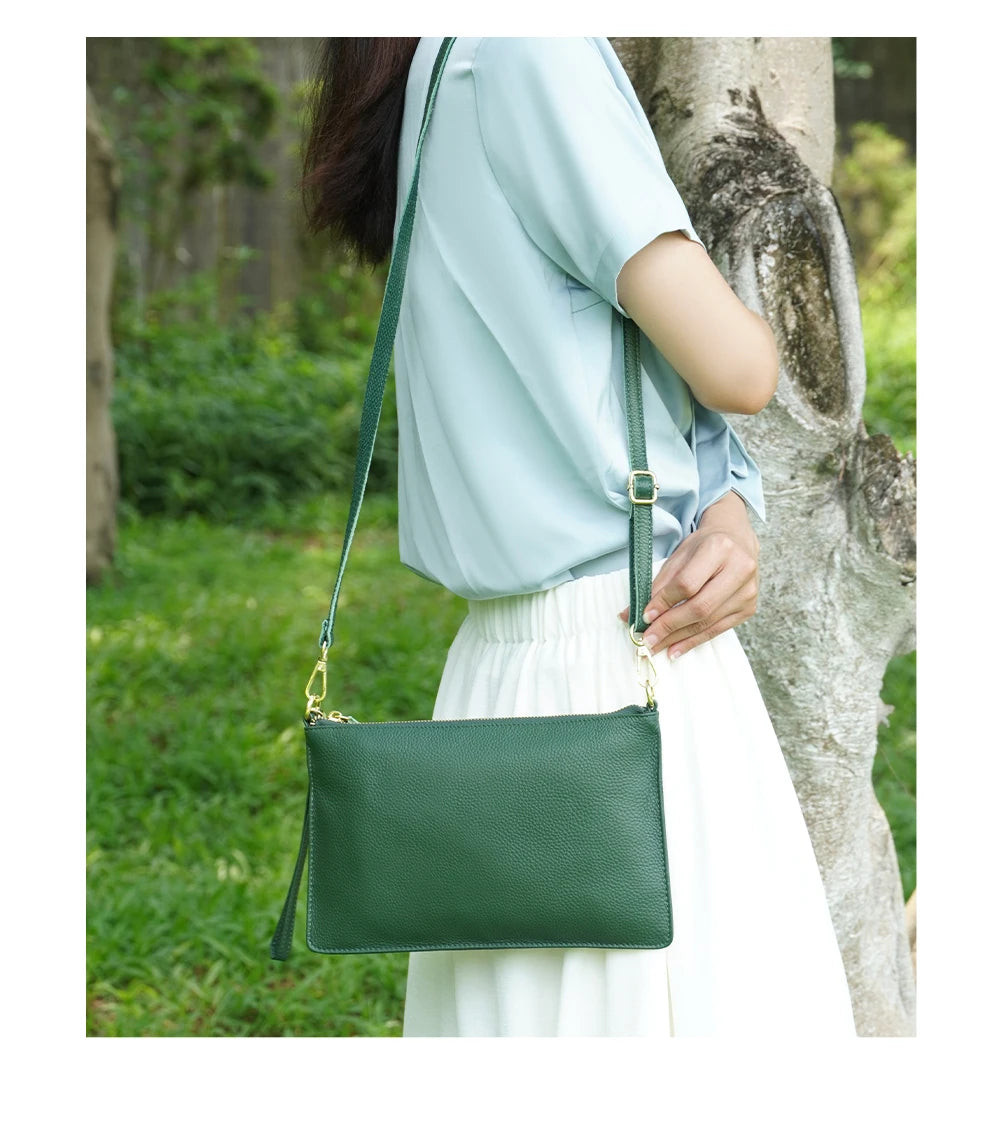 Pochette bandoulière jaune et verte portée en extérieur