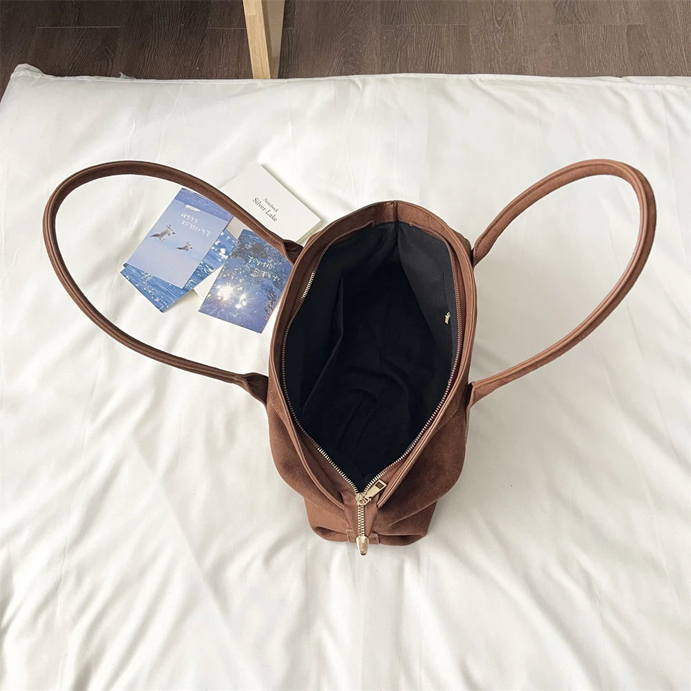 Intérieur doublé noir du sac en suédine cognac