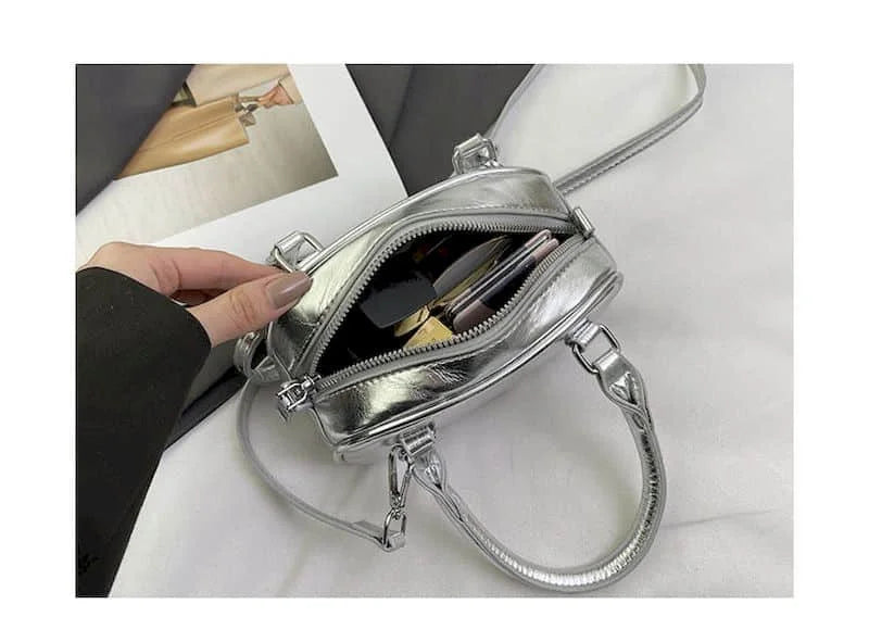 Intérieur zippé du mini sac argenté