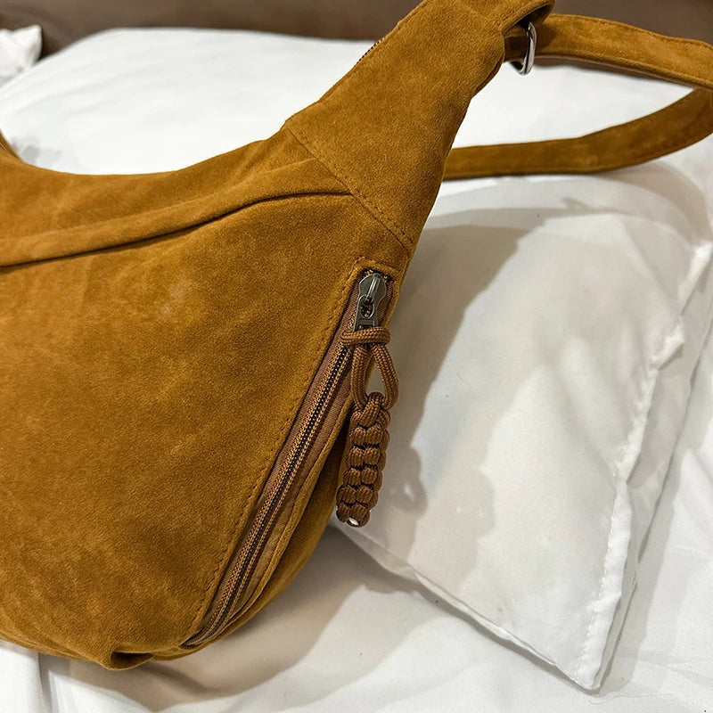 besace en faux daim camel hyper tendance