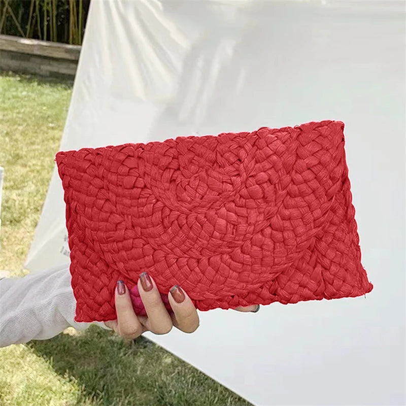 pochette a main rouge en paille tresse