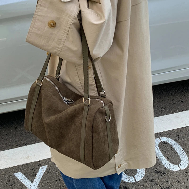 Sac polochon kaki effet daim porté à l’épaule